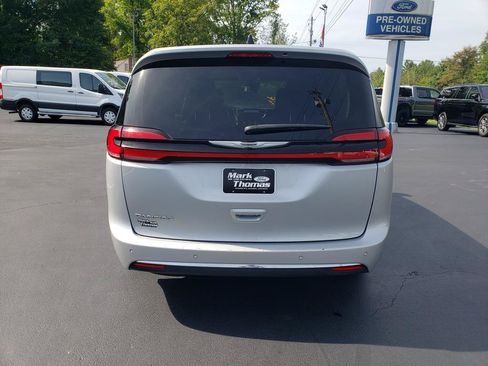 Used 2023 Chrysler Pacifica Touring-L FWD image 6