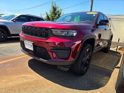 Used 2025 Jeep Grand Cherokee Altitude AWD/4WD image 2
