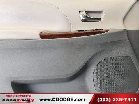 Used 2011 Toyota Sienna XLE image 19