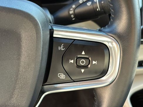 Used 2019 Volvo XC40 T5 Momentum AWD/4WD image 16