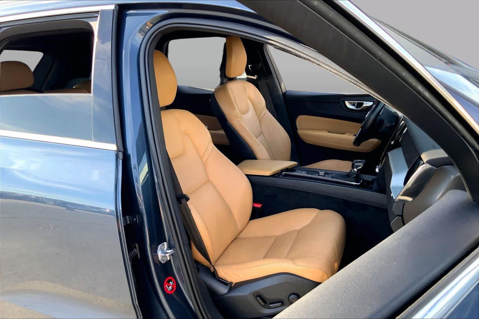 Used 2018 Volvo XC60 T5 Momentum w/ Vision Package AWD/4WD image 9