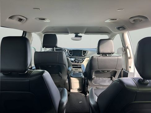 Used 2024 Chrysler Pacifica Select image 30