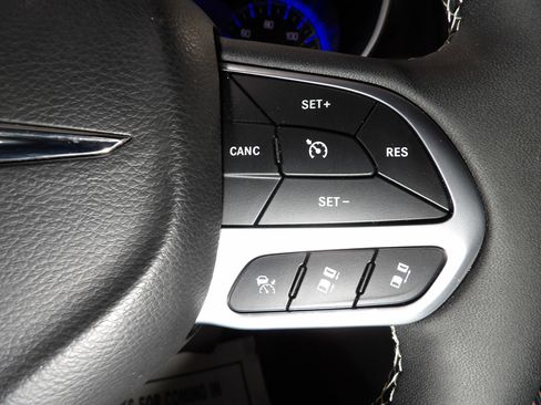Used 2025 Chrysler Pacifica Select FWD image 22