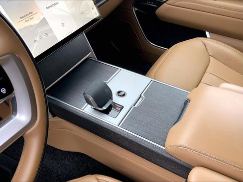 Used 2025 Land Rover Range Rover Long Wheelbase SE image 16