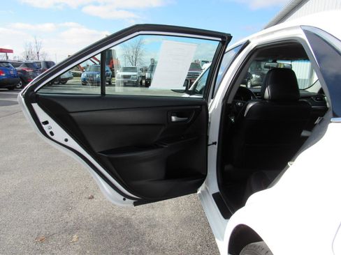 Used 2017 Toyota Camry SE w/ Moonroof Package image 31