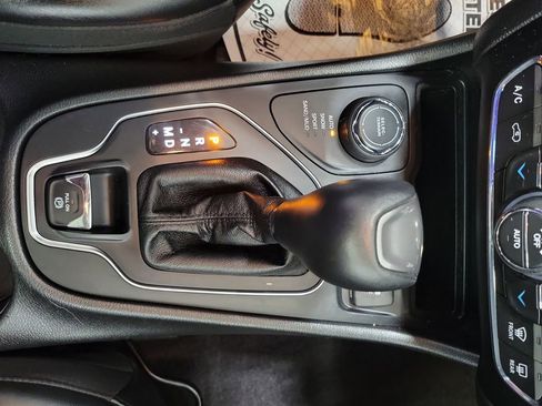 Used 2019 Jeep Cherokee Latitude Plus w/ Comfort/Convenience Group AWD/4WD image 38