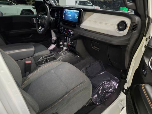Used 2024 Jeep Wrangler Unlimited Sahara AWD/4WD image 32