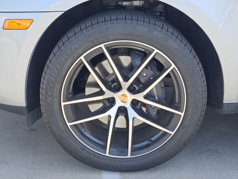 Certified 2025 Porsche Macan AWD/4WD image 14