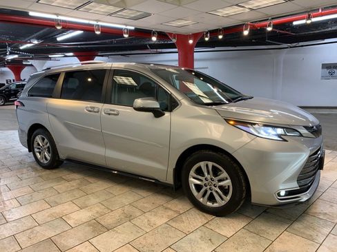 Used 2023 Toyota Sienna Limited w/ Protection Package (TMS) image 8