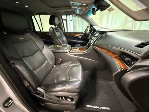 Used 2017 Cadillac Escalade Luxury AWD/4WD image 27