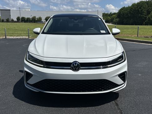 Used 2025 Volkswagen Jetta SE w/ Sunroof Package FWD image 3