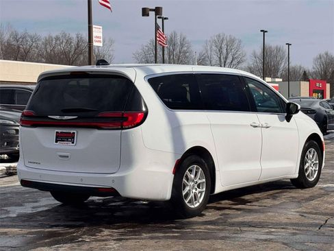 Used 2023 Chrysler Pacifica Touring-L image 7