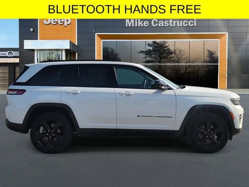Used 2024 Jeep Grand Cherokee Altitude AWD/4WD image 3