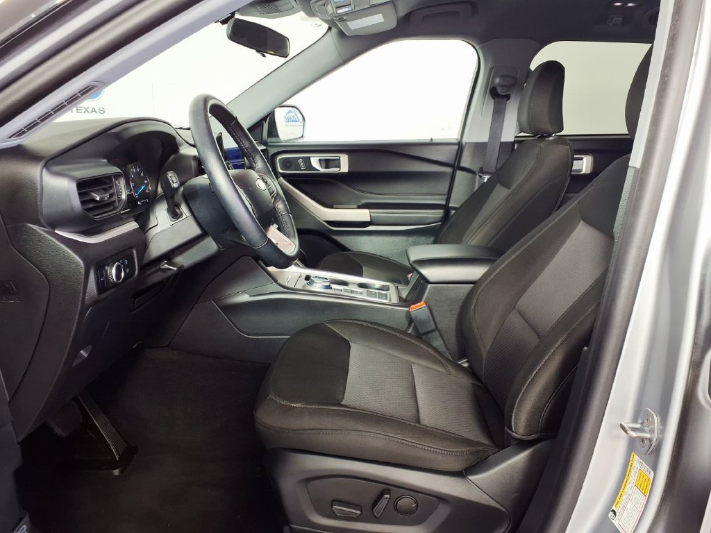 Used 2024 Ford Explorer XLT RWD image 7