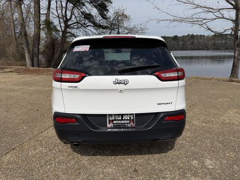 Used 2016 Jeep Cherokee Sport image 4
