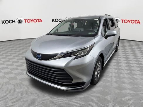 Used 2023 Toyota Sienna LE AWD/4WD image 3