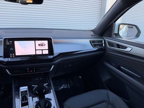 Used 2025 Volkswagen Atlas Cross Sport SE image 37