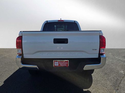 Used 2017 Toyota Tacoma SR5 RWD image 4