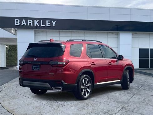 Used 2025 Honda Pilot Touring image 3