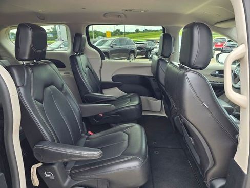 Certified 2023 Chrysler Pacifica Touring-L FWD image 13