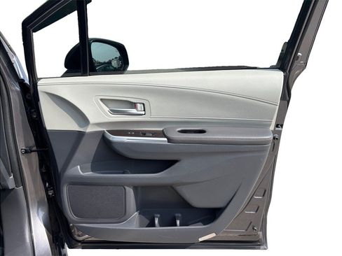 Used 2023 Toyota Sienna XLE FWD image 43
