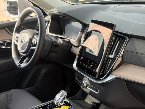 Certified 2025 Volvo XC90 B6 Plus image 34