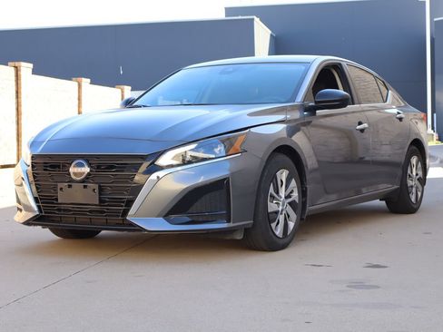 Used 2024 Nissan Altima 2.5 S FWD image 2