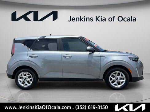 Certified 2025 Kia Soul LX w/ LX Technology Package FWD image 2