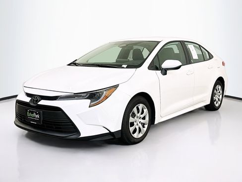 Used 2025 Toyota Corolla LE image 3