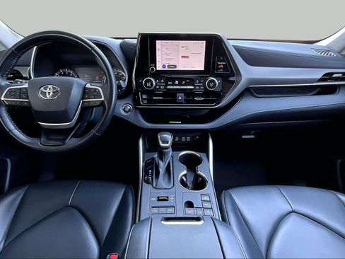 Used 2023 Toyota Highlander XLE AWD/4WD image 16