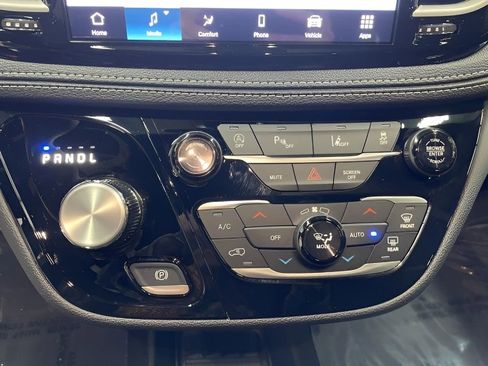 Used 2025 Chrysler Pacifica Select image 14