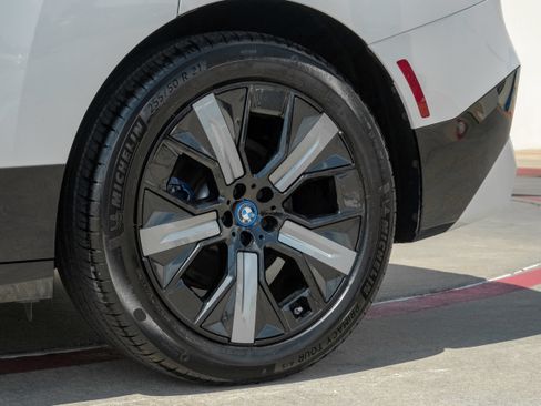 Used 2022 BMW iX xDrive50 w/ Sport Package AWD/4WD image 61