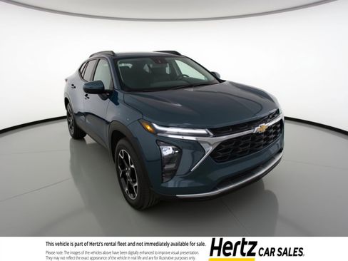 Used 2025 Chevrolet Trax LT FWD image 1