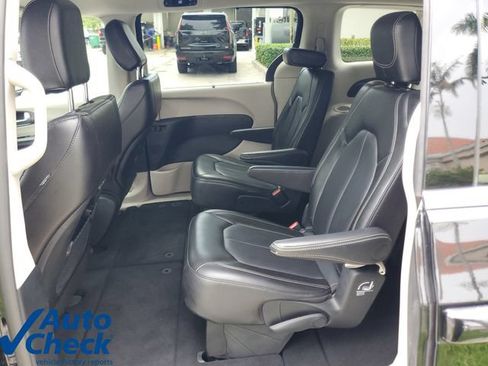 Used 2024 Chrysler Pacifica Touring-L FWD image 12