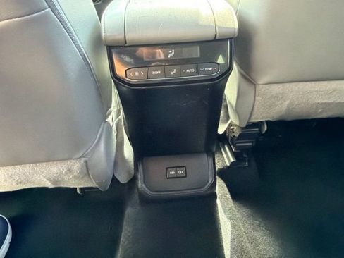 Used 2022 Toyota Highlander XLE AWD/4WD image 24