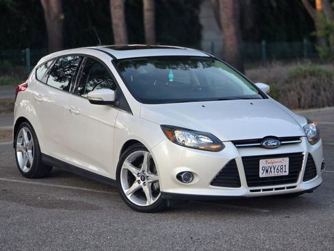 Used 2012 Ford Focus Titanium w/ Titanium Handling Pkg FWD image 2