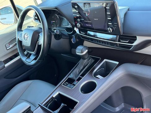 Certified 2024 Toyota Sienna XLE FWD image 13