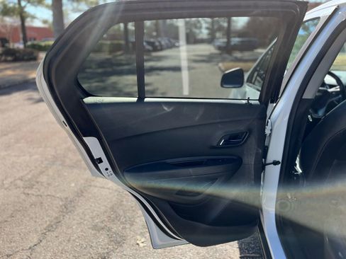 Used 2019 Chevrolet Trax LT w/ LT Convenience Package image 20