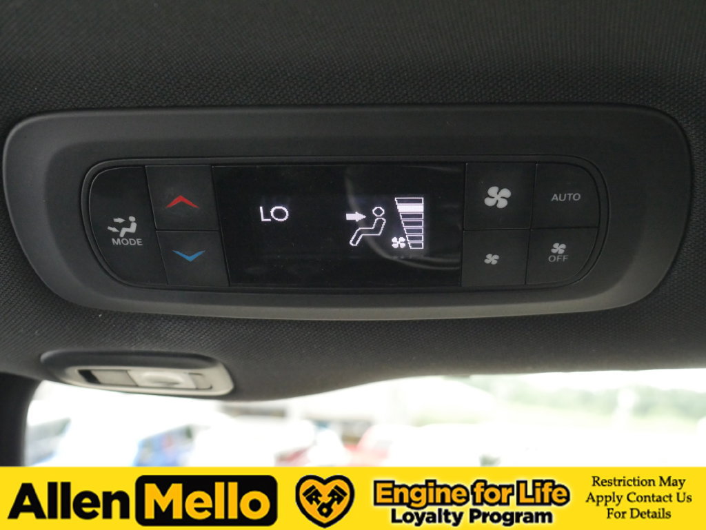 Used 2025 Chrysler Pacifica Limited FWD image 18
