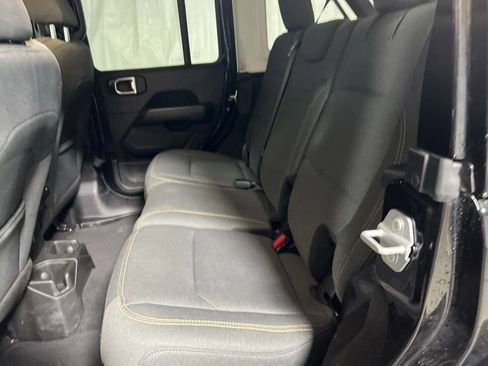Used 2025 Jeep Wrangler Unlimited Sahara AWD/4WD image 16