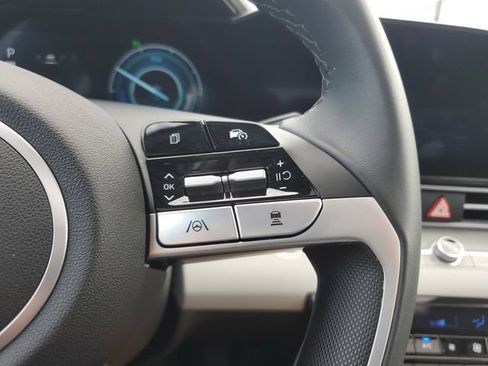 Certified 2025 Hyundai Elantra Limited FWD image 23