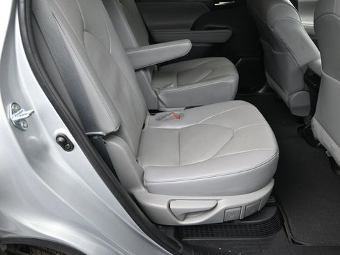 Used 2023 Toyota Highlander Limited image 16