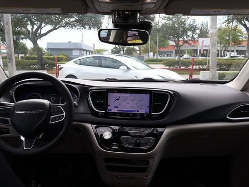 Used 2023 Chrysler Pacifica Touring-L FWD image 31