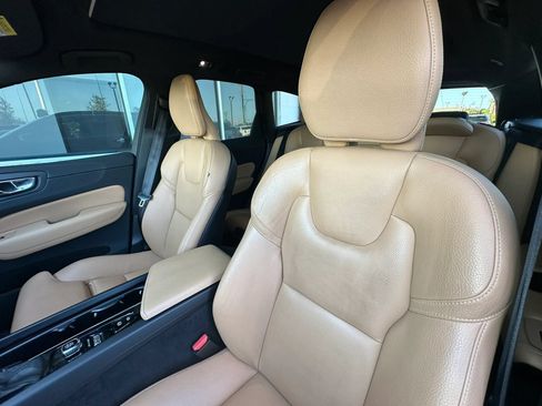 Used 2019 Volvo XC60 T5 Momentum w/ Multimedia Package FWD image 12