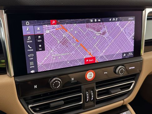 Certified 2026 Porsche Macan AWD/4WD image 24
