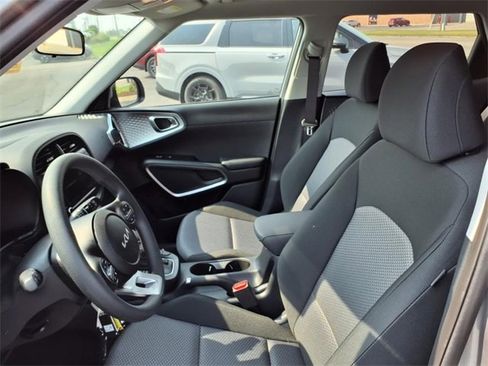 Used 2025 Kia Soul LX w/ LX Technology Package image 12