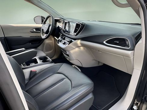 Used 2024 Chrysler Pacifica Limited FWD image 25