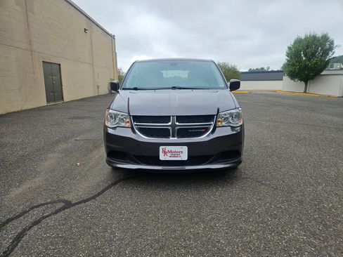 Used 2019 Dodge Grand Caravan SE w/ UConnect Hands-Free Group image 2