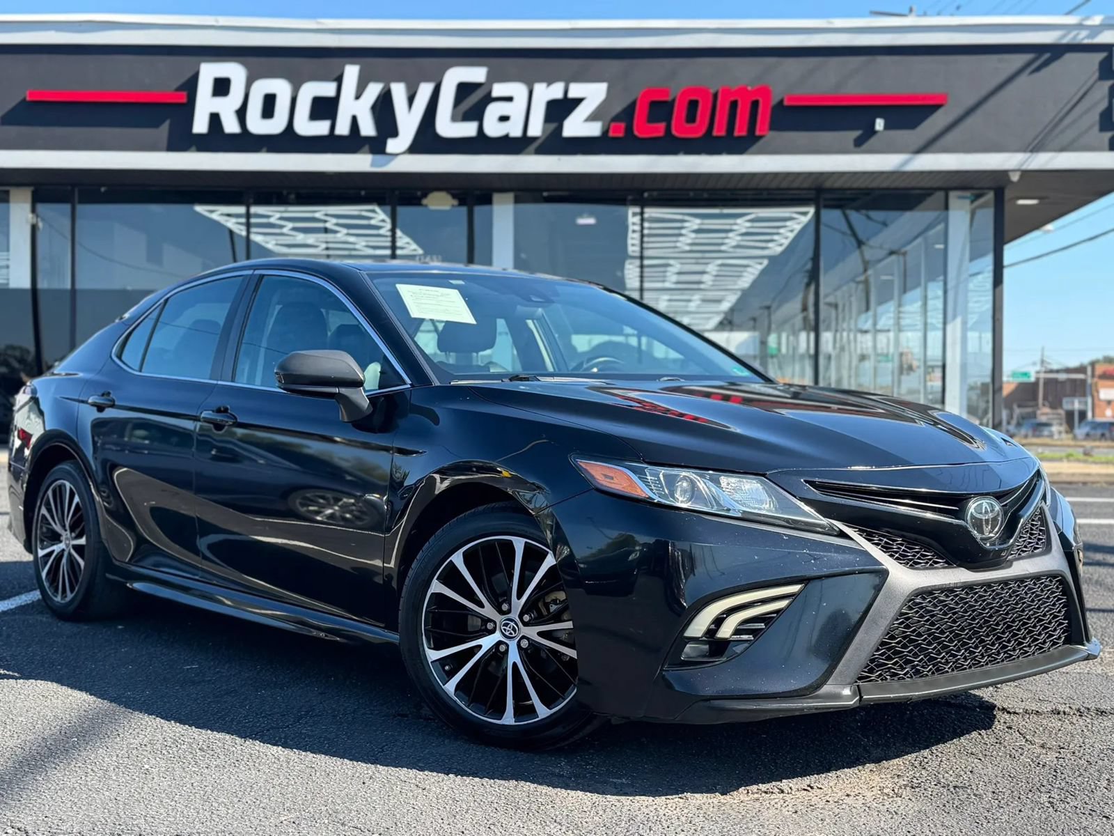 Used 2019 Toyota Camry SE FWD image 1