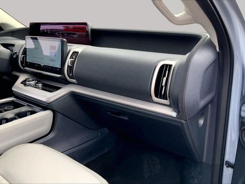 Used 2025 Ford Expedition Active RWD image 19